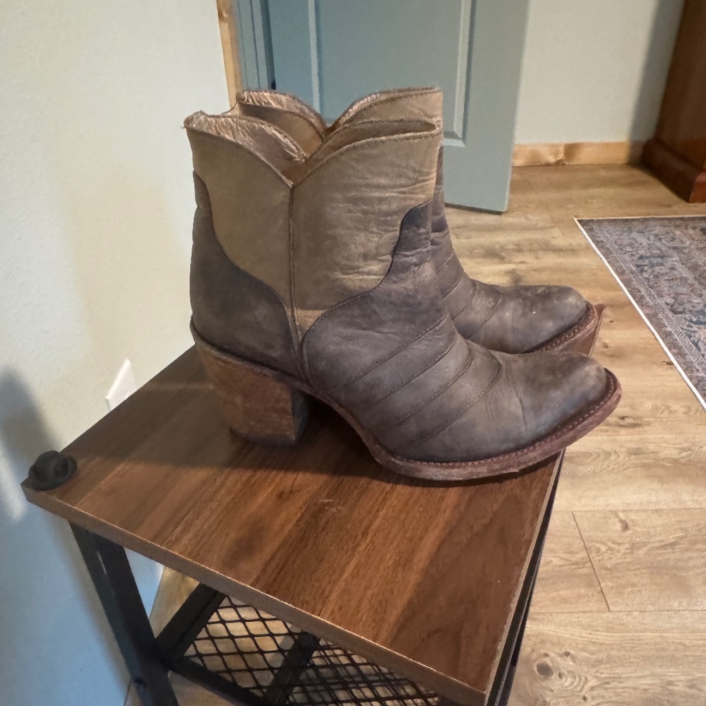 Corral Circle G Distressed Chocolate Women's 8 1/2 Ankle Boots